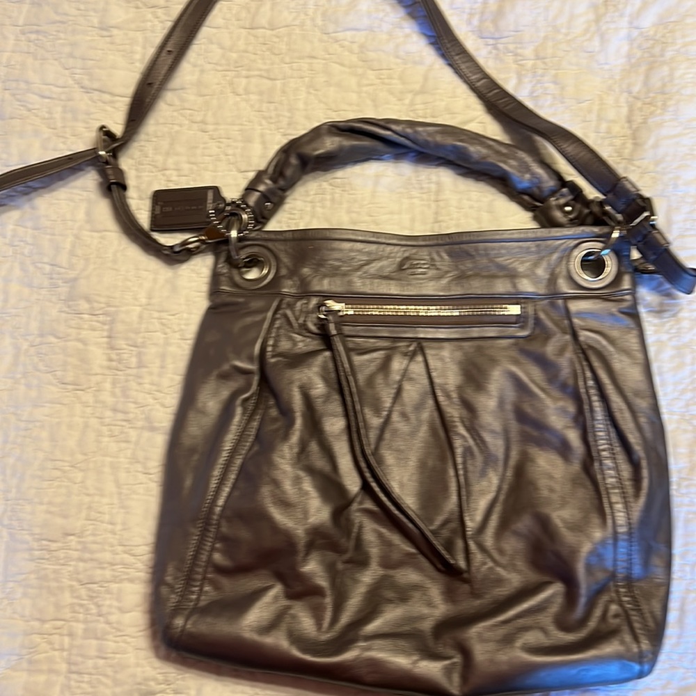 Like New Coach Leather bag in lux Silver / grey has removable strap